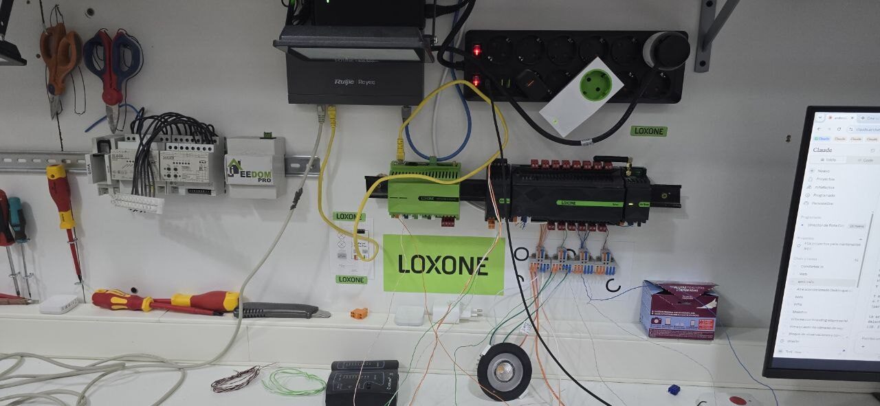 Banco de pruebas con Miniserver Loxone y extensiones montado en el taller de Comfortek, Lloret de Mar