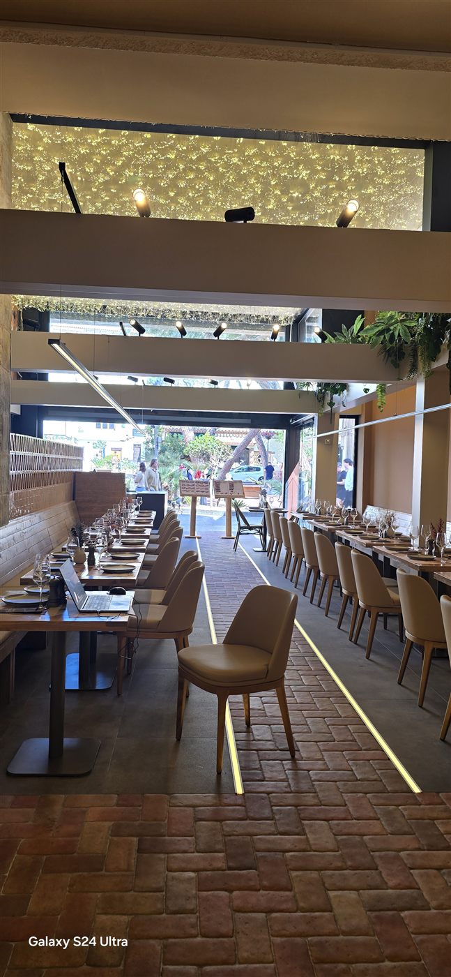 Comedor con iluminación LED - Restaurante La Plaça