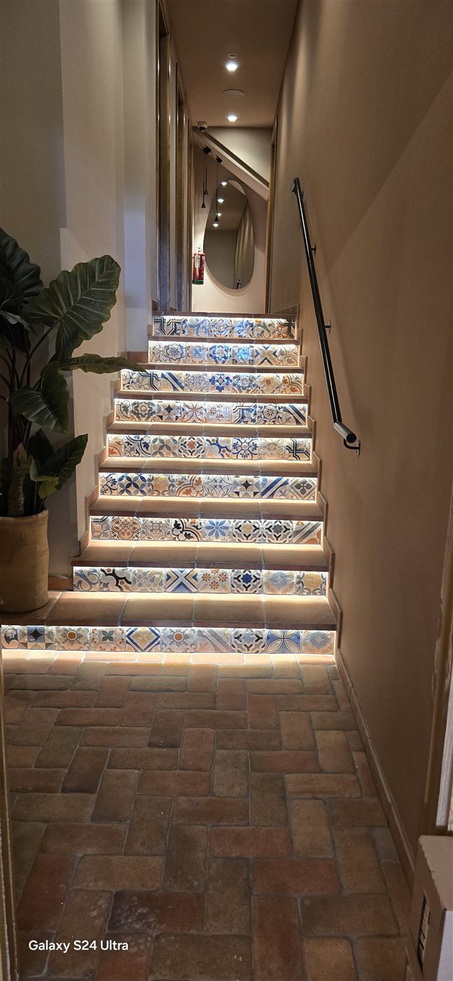Escalera con baldosas LED - Restaurante La Plaça