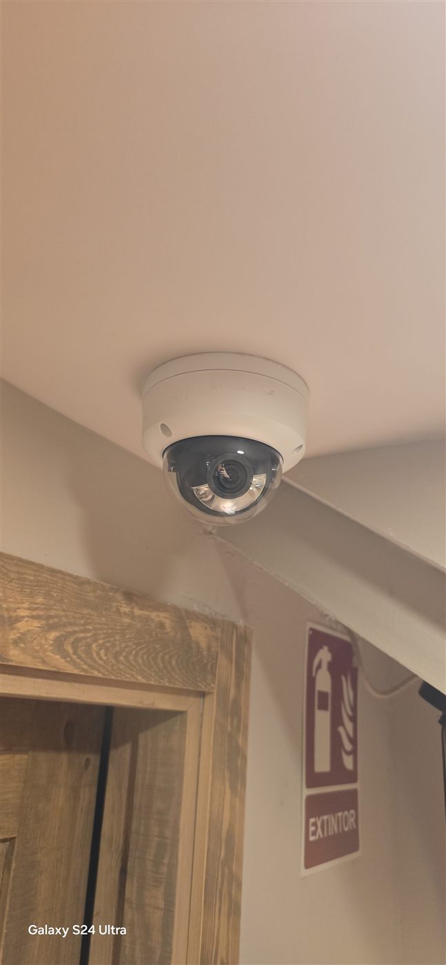 Cámara domo Hikvision - Restaurante La Plaça
