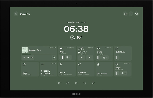 Wall Display 10" de Loxone: pantalla de pared con reloj, música, control de estancias y consumo energético
